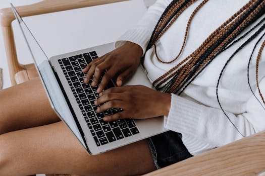 Novinářství vs. Blogování: Klíčové Rozdíly a Překryvy v Digitální Éře